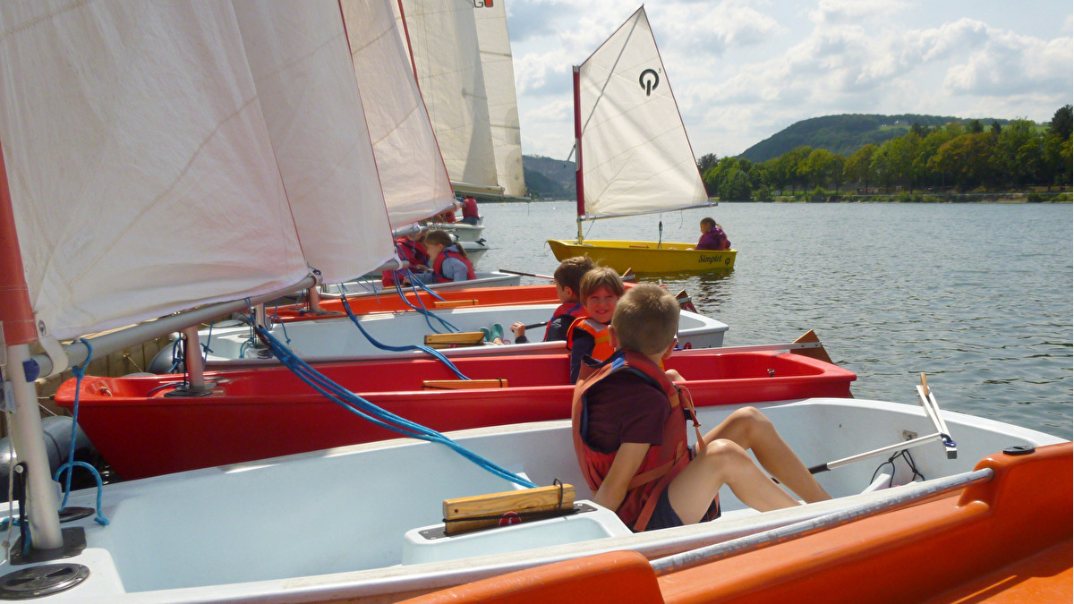 Jeunes à la voile